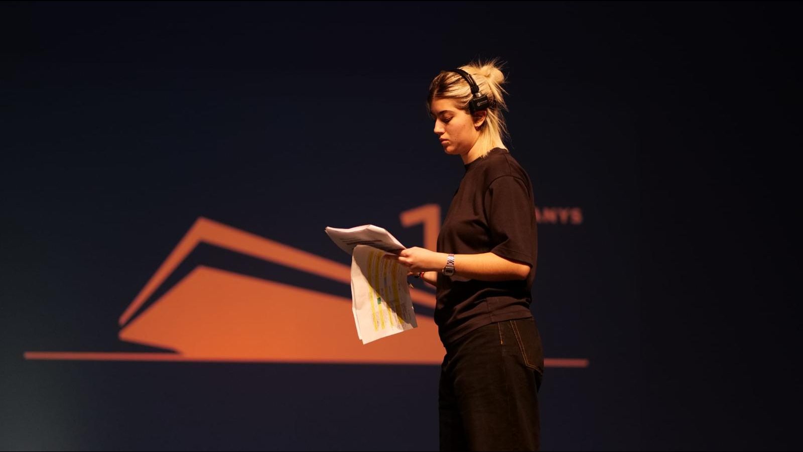 Abril repassant l'escaleta a l'escenari de La Llotja